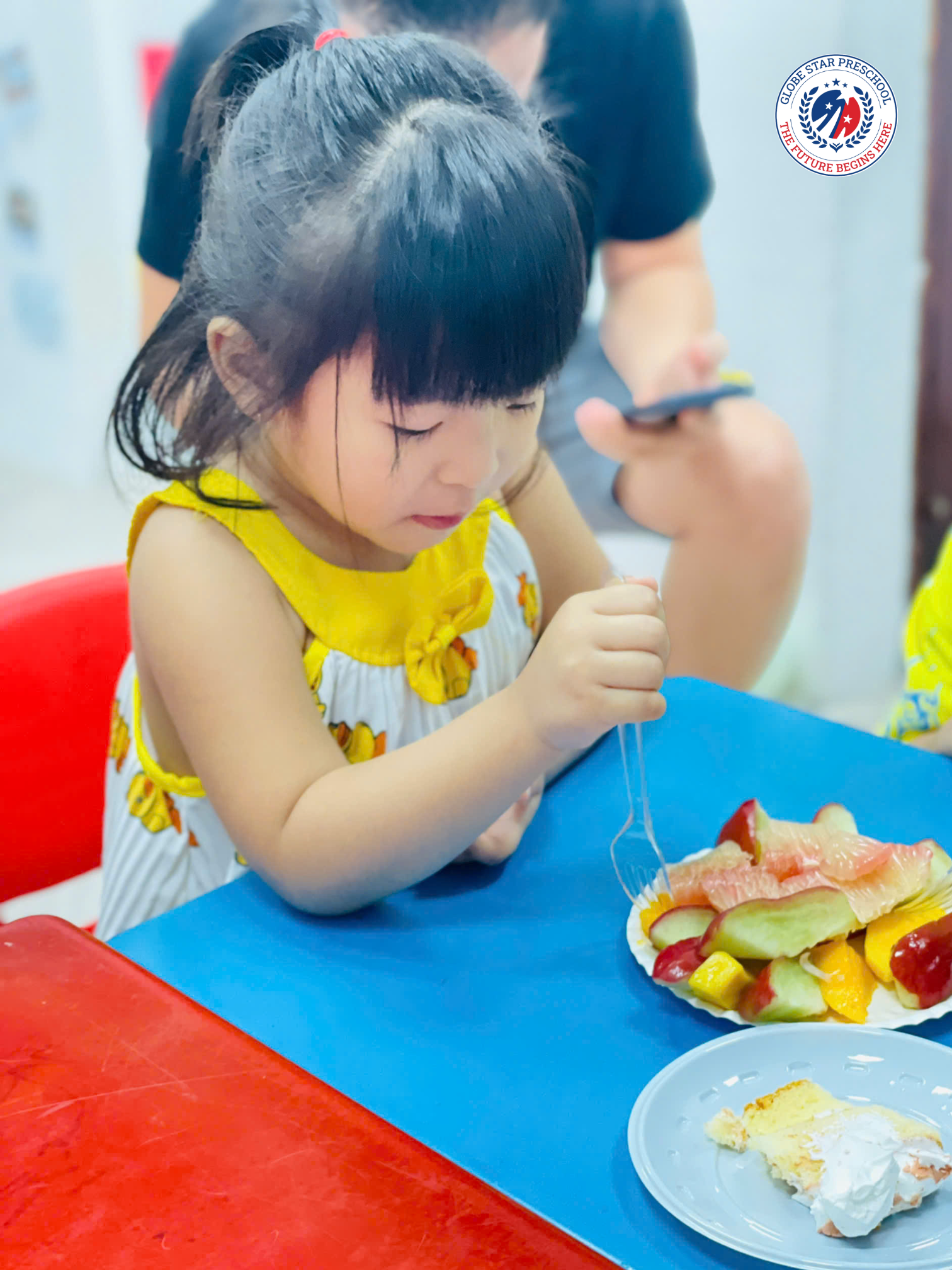 be gai mac ao vang dang an