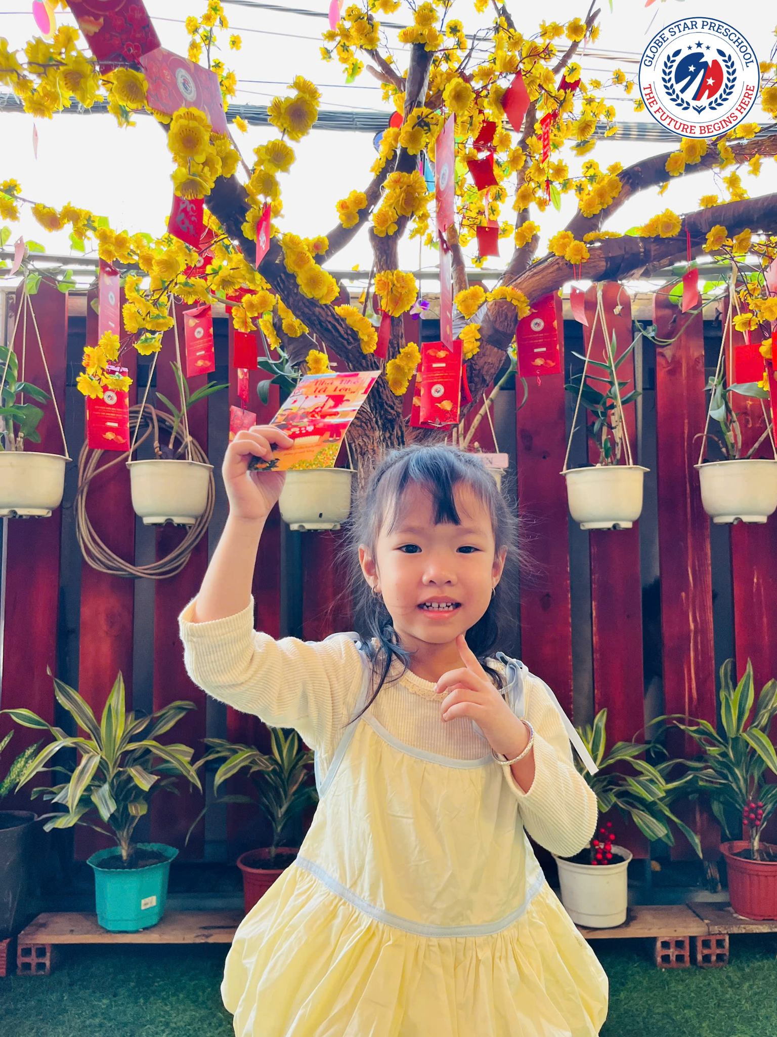be gai mac ao vang li xi khai xuan