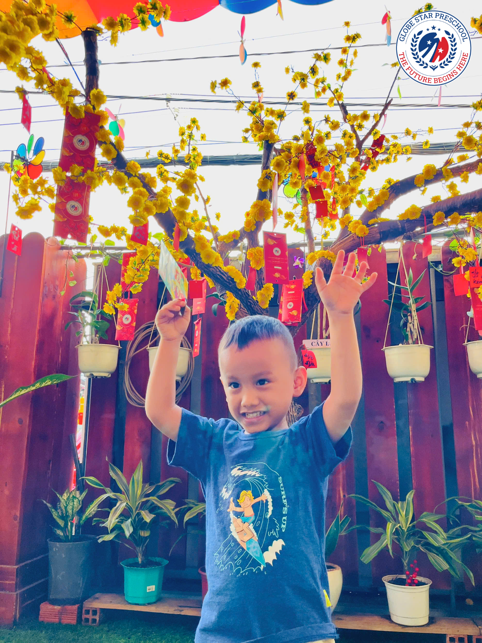be trai mac ao xanh li xi khai xuan