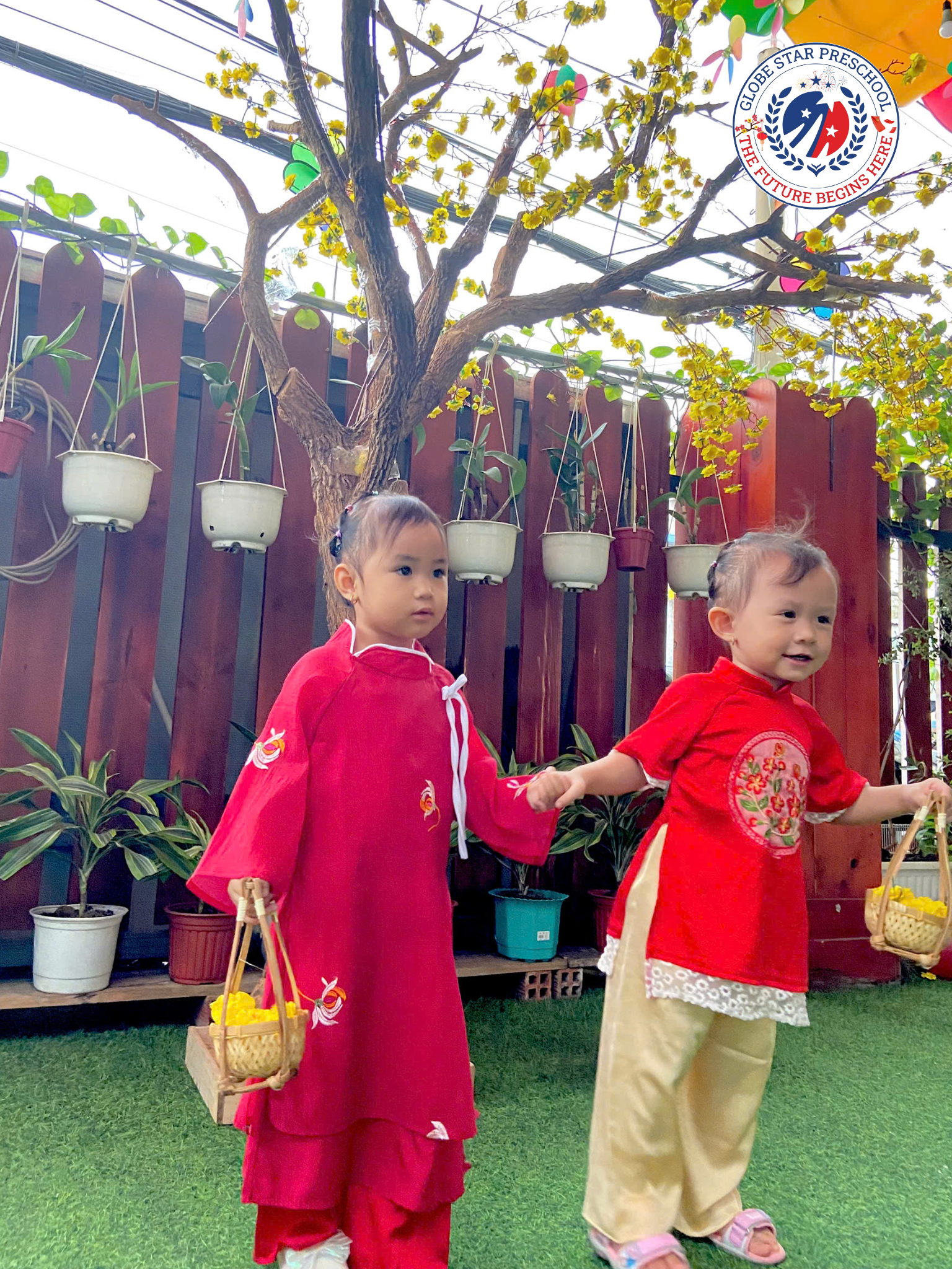 hai ban nhu mac ao dai nam tay nhau