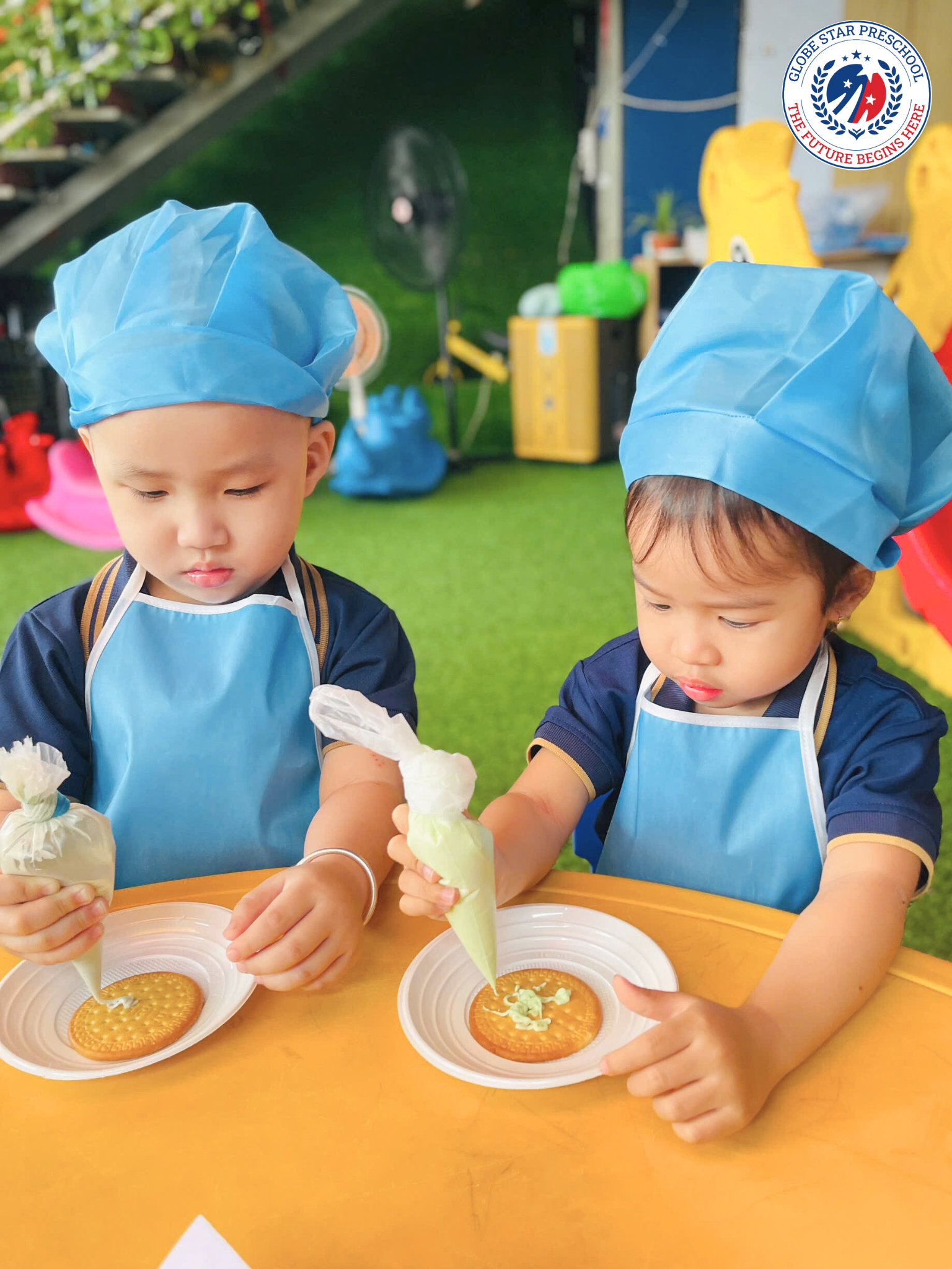 hai be lam banh cookie