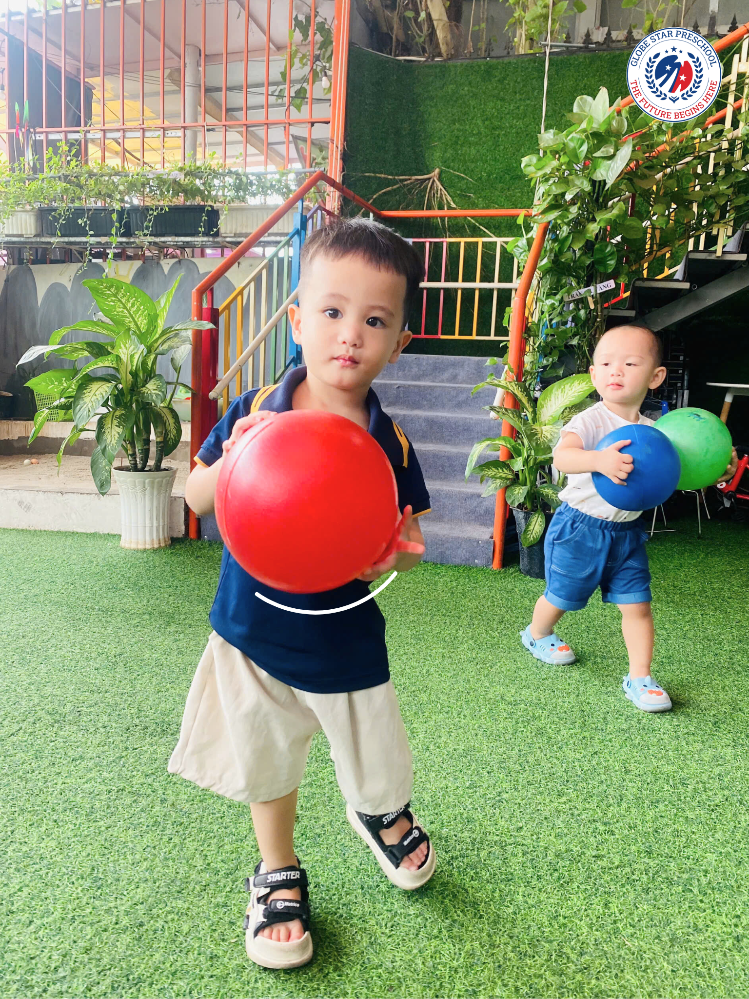 hai be trai choi bong