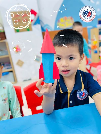 NHỮNG CHIẾC TÊN LỬA MÀU SẮC BAY VÀO KHÔNG GIAN GLOBE